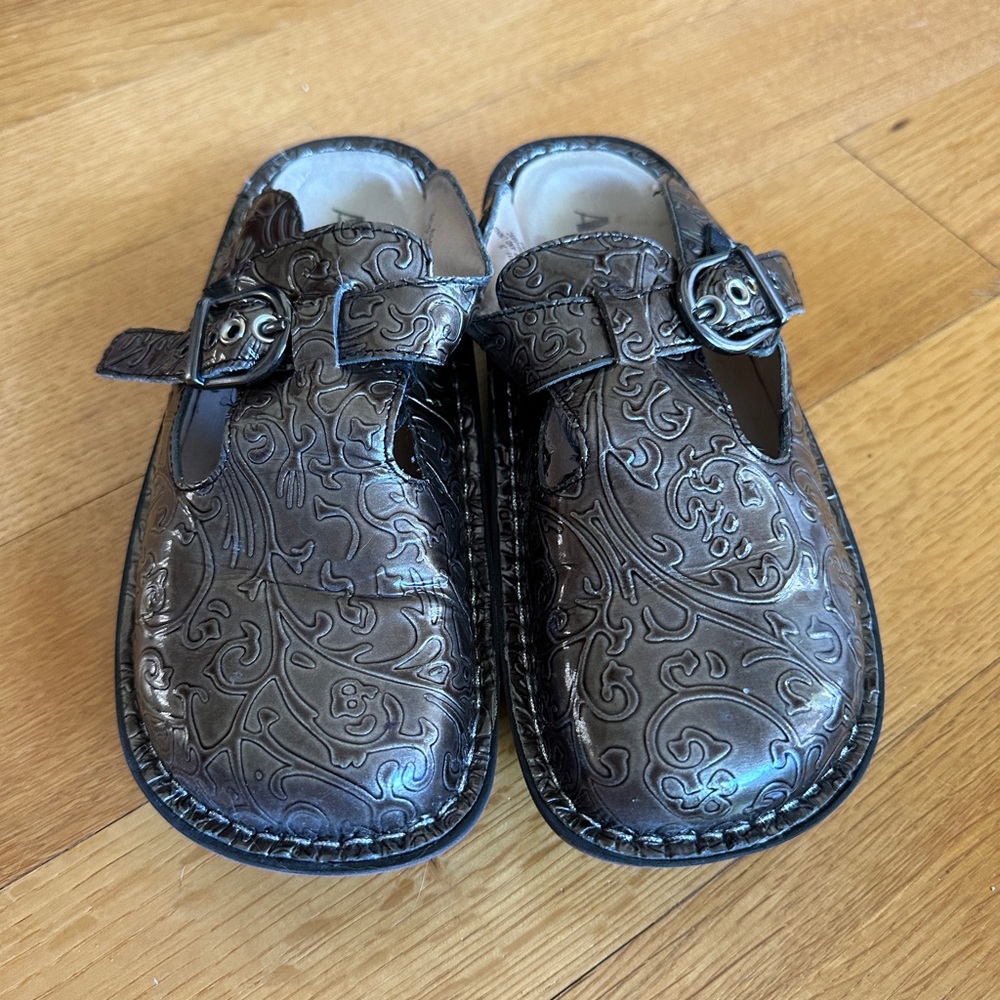 Alegria by PG Lite Pewter Embossed Leather Clogs size 36